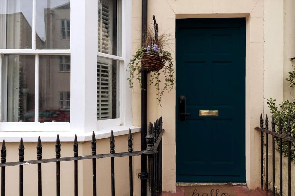 Fotografie z fotogalerie ubytování Regency Grade II Listed Townhouse by Centre and Beach v destinaci Brighton & Hove