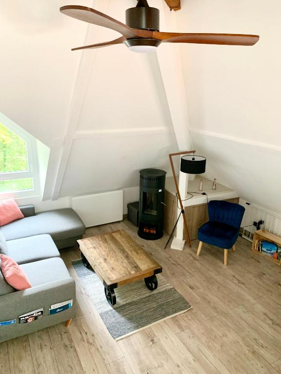 - un salon avec un canapé et un poêle à bois dans l'établissement Annecy au calme, à Annecy