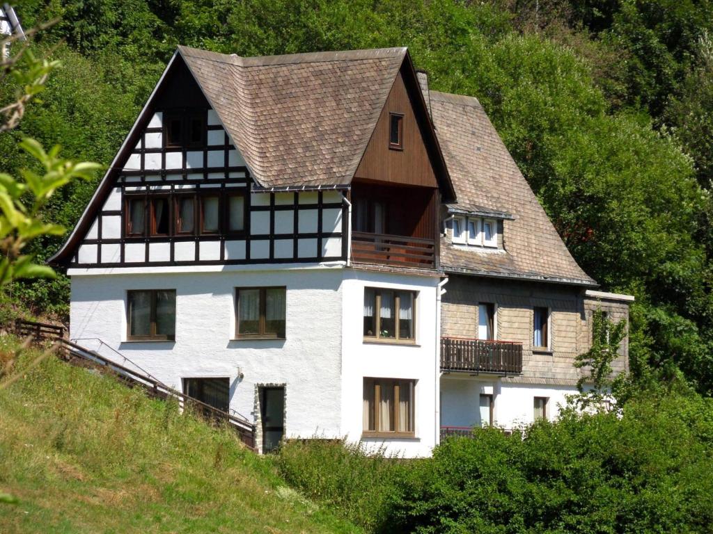 una casa al lado de una colina en Kurhaus am Nordenau - 10 pers, en Schmallenberg