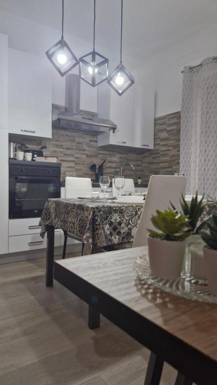 eine Küche mit einem Tisch und Stühlen sowie ein Esszimmer in der Unterkunft Casa Vacanze sul Corso in Giarre