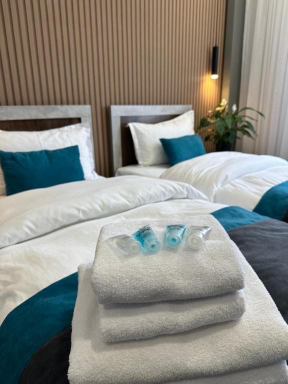 una camera d'albergo con due letti e asciugamani sul letto di TURAN HOTEL ad Aqtau