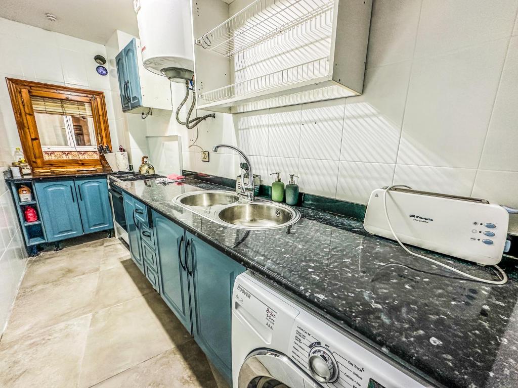 Kuchyňa alebo kuchynka v ubytovaní Pisos Baza, Tres apartmentos en Baza Central