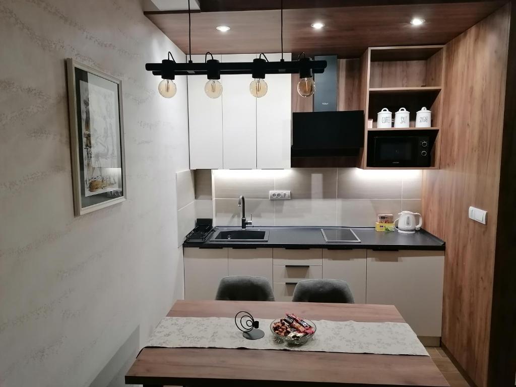 Una cocina o cocineta en Lux Apartman Crni vrh