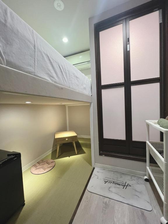 Postel nebo postele na pokoji v ubytování 誠家　MAKOTO HOSTEL