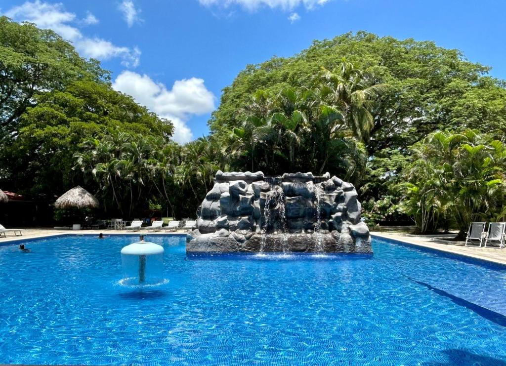 une fontaine au milieu d'une piscine dans l'établissement Best Western El Sitio Hotel & Casino, à Liberia