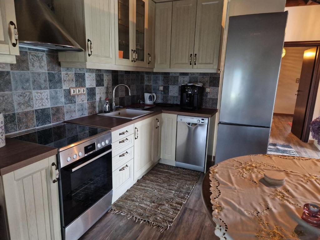 Kuchyň nebo kuchyňský kout v ubytování Sunflower Apartment