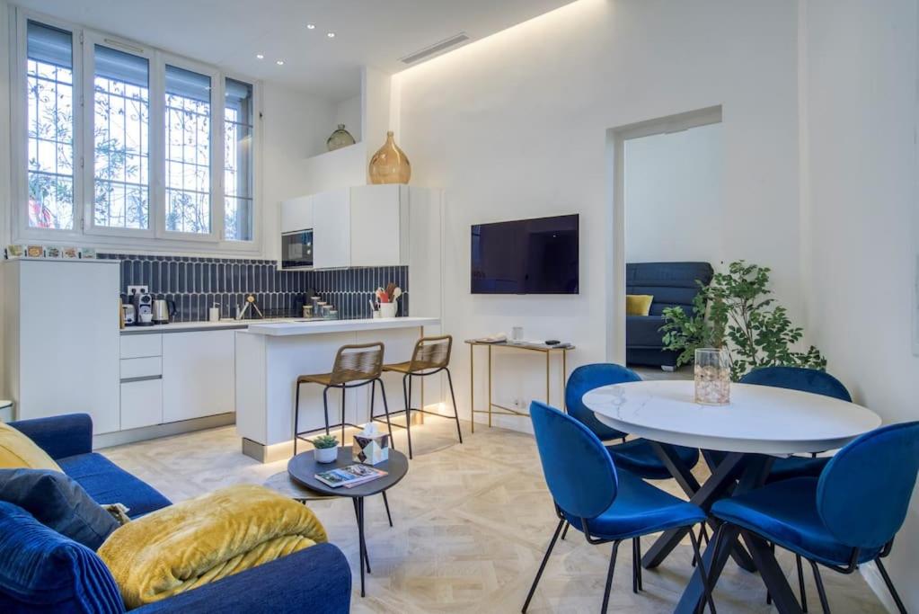 un salon avec un canapé, une table et des chaises dans l'établissement 4 stars Palais Hermitage, 5 pers, AC, Full confort, à Nice