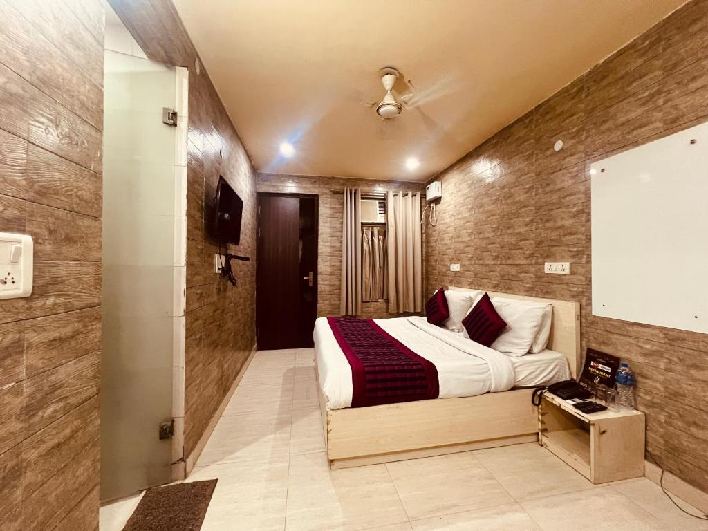 a bedroom with a bed in a room at Hotel Model Town Metro View in New Delhi