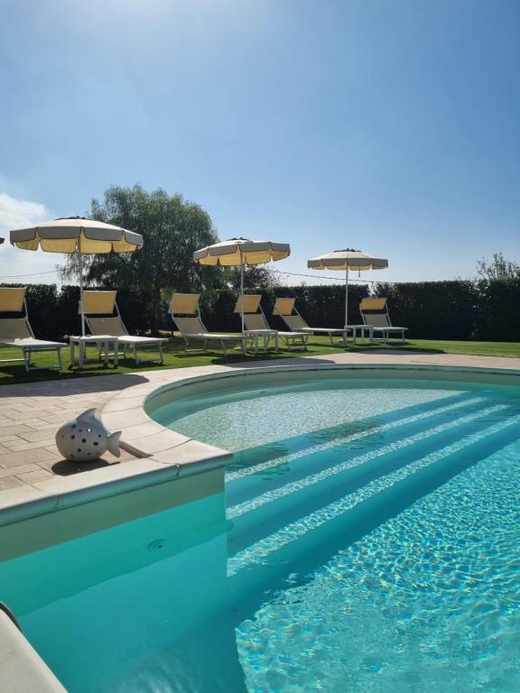 Bazén v ubytovaní Agriturismo Acquachiara alebo v jeho blízkosti