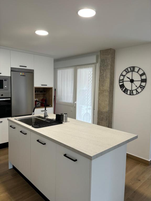 Kuchyň nebo kuchyňský kout v ubytování Apartamento Elkano 1