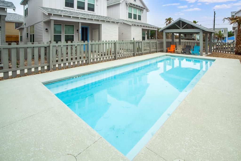 ein Swimmingpool vor einem Haus in der Unterkunft Sea Glass Cottage - Beach Gear Credit Included! in Port Aransas
