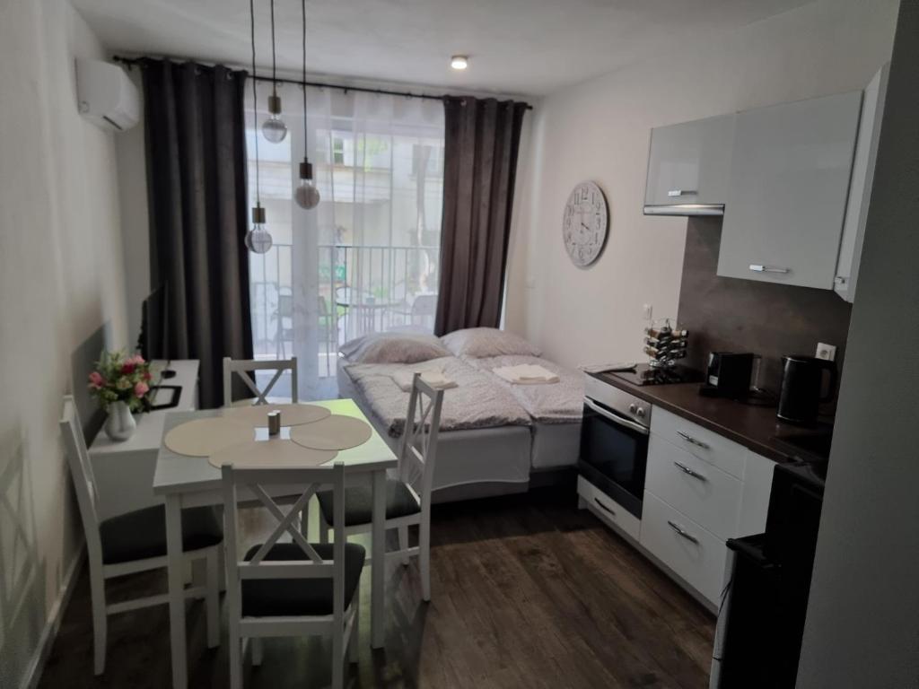 een klein appartement met een kleine tafel en een keuken bij Apartman - Centrum in Bratislava