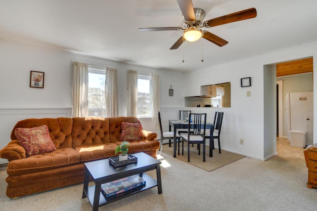 ein Wohnzimmer mit einer Couch und einem Tisch in der Unterkunft Oakland Apt on Messalonskee Lake with Dock Access! in Waterville