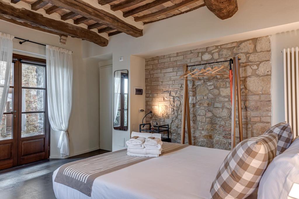 Postel nebo postele na pokoji v ubytování BORGO MEDIEVALE SAN QUIRICO D'ORCIA B&B - Capitano Collection - Albergo diffuso