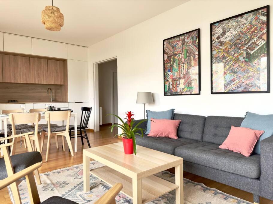 - un salon avec un canapé et une table dans l'établissement Tres Bel Appartement 6P Terasse - Levallois, à Levallois-Perret