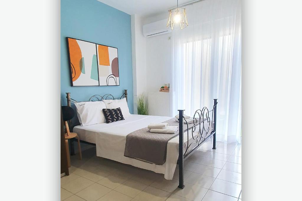 伊拉克利翁鎮的住宿－Casa Kali 3 Apartment，一间卧室设有一张床和蓝色的墙壁