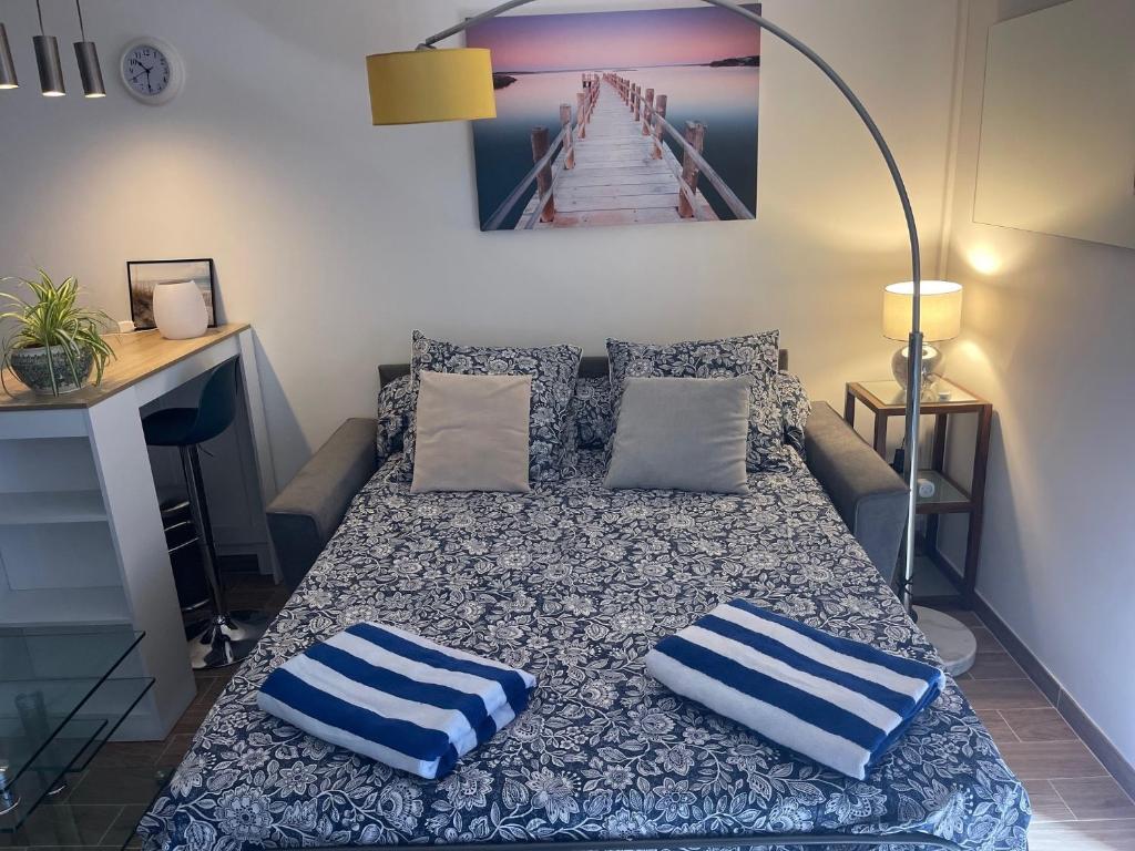 Postel nebo postele na pokoji v ubytování Joli studio vue mer, piscine, Tennis, Parking