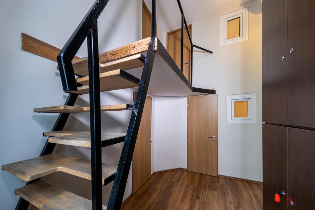 Palanda nebo palandy na pokoji v ubytování Urban Rooms