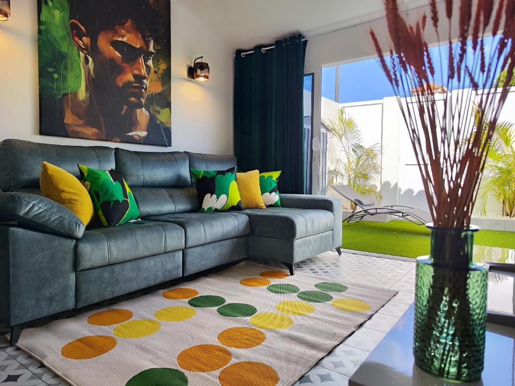 uma sala de estar com um sofá e um tapete em Bungalow BAHIA VERDE em Playa del Inglés