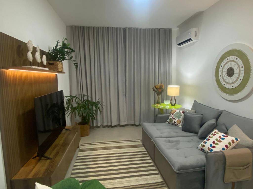 - un salon avec un canapé et une télévision dans l'établissement Espaçoso apartamento reformado em Copacabana, à Rio de Janeiro