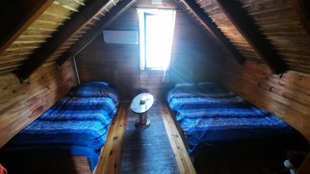 Zimmer im Dachgeschoss mit 3 Betten und einem Fenster in der Unterkunft Vikendica_drinskilad in Loznica