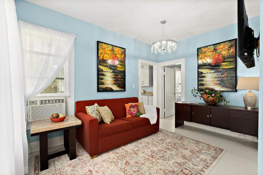 Χώρος καθιστικού στο Casa Maria 2- Charming, Quaint Apt Next to Everything Downtown!