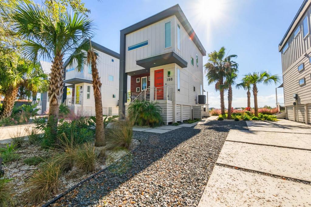 une maison sur la plage avec des palmiers dans l'établissement 198 Riberia - Downtown Waterfront Luxury Home, à Saint Augustine