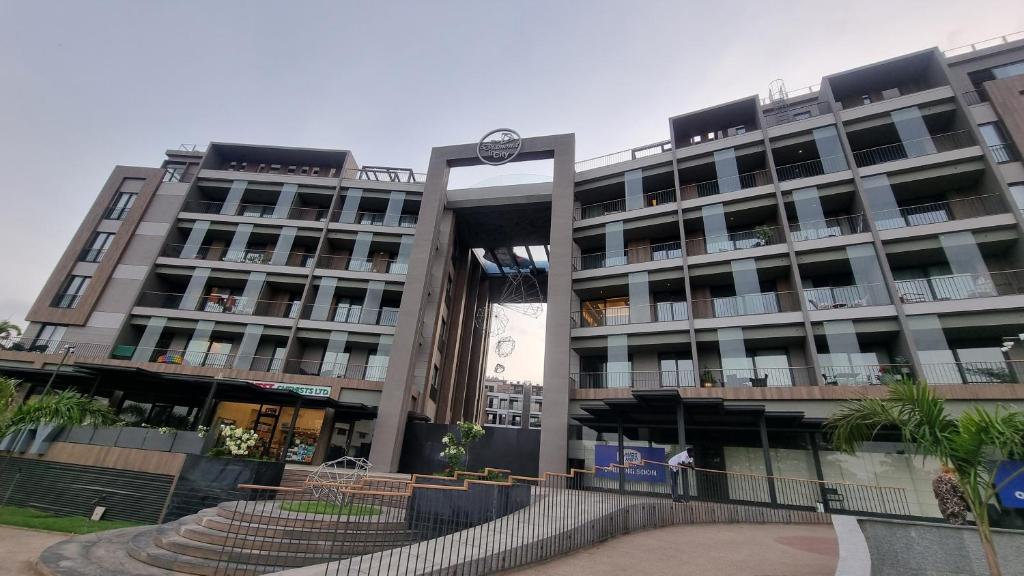 un grand bâtiment avec une horloge en haut dans l'établissement The Diamond in City luxury suites by Cozy, à Accra