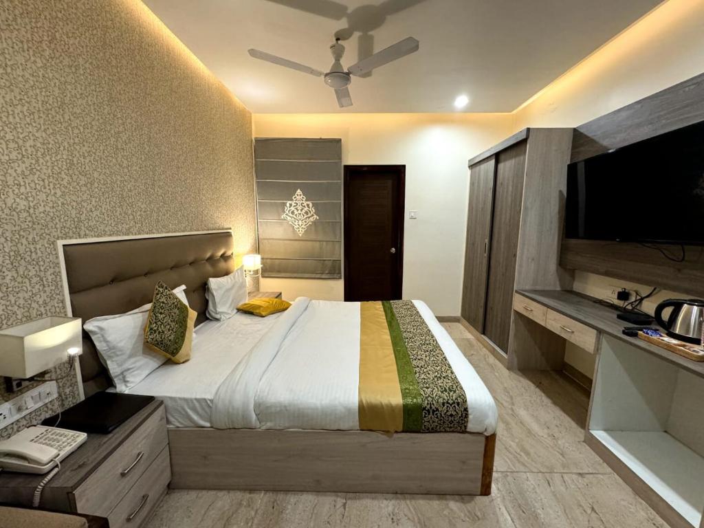 Postel nebo postele na pokoji v ubytování Hotel River Rhythm Assi Ghat