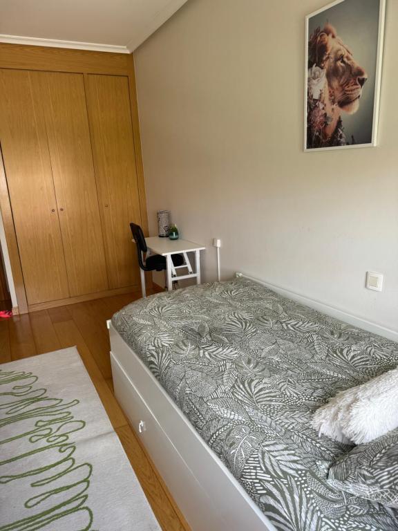 a bedroom with a bed and a small table at Habitaciones De Lujo Con Hermosas Vistas A La Cuidad in Burgos
