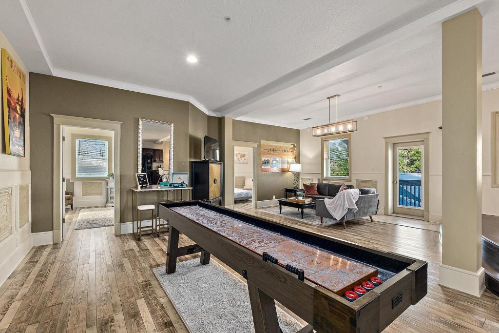 uma grande sala de estar com uma mesa de bilhar em The Ray - Penthouse Suite - 360° Rooftop View em Saint Augustine
