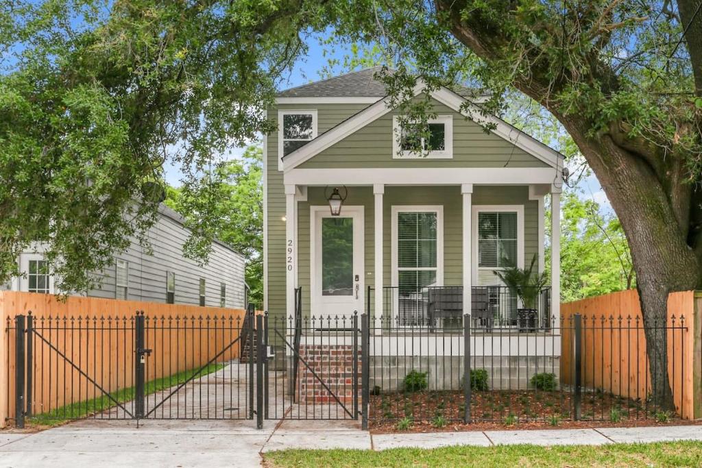 une maison avec un portail et une clôture dans l'établissement Luxury New 3BD Home with Parking and Private Yard, à La Nouvelle-Orléans