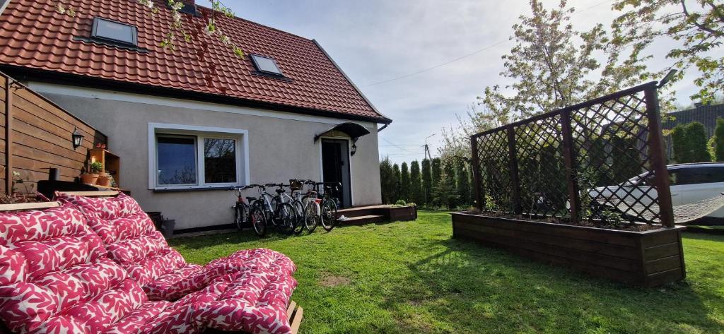 Vonkajšia záhrada v ubytovaní Dom nad rzeką Legą