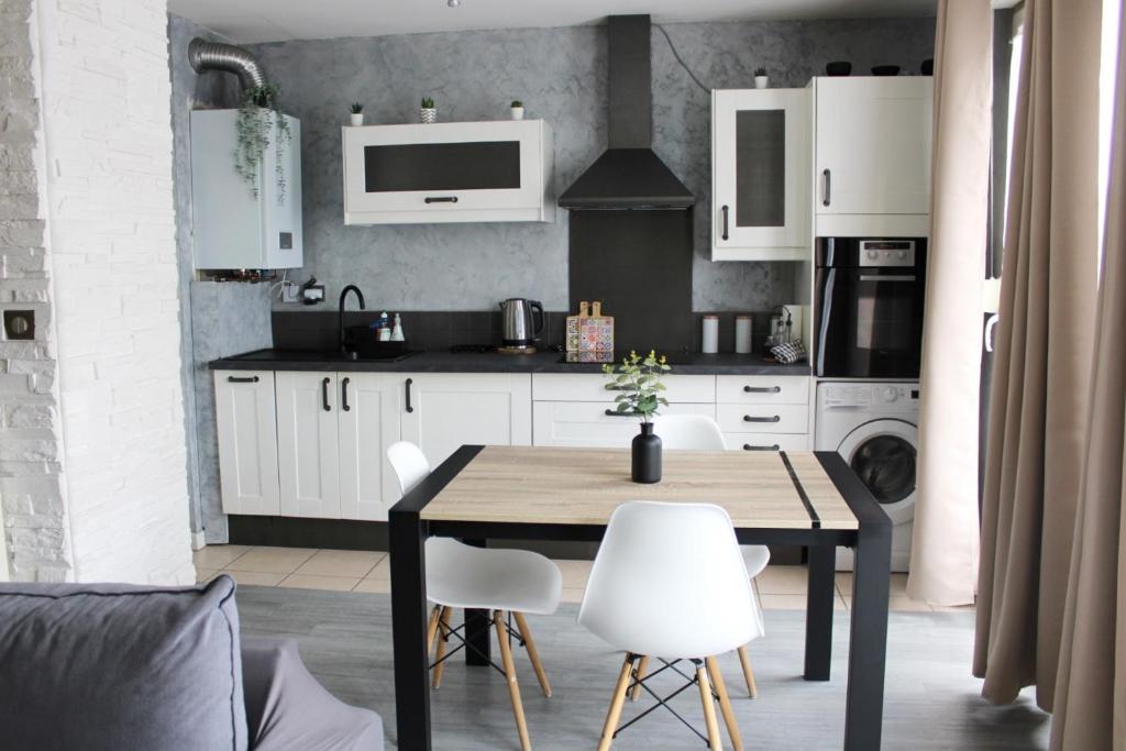 Cosy Appart - Balcon, parking, spacieux T2 - Proche Eurexpo Stade - Apartamento De Una Habitación