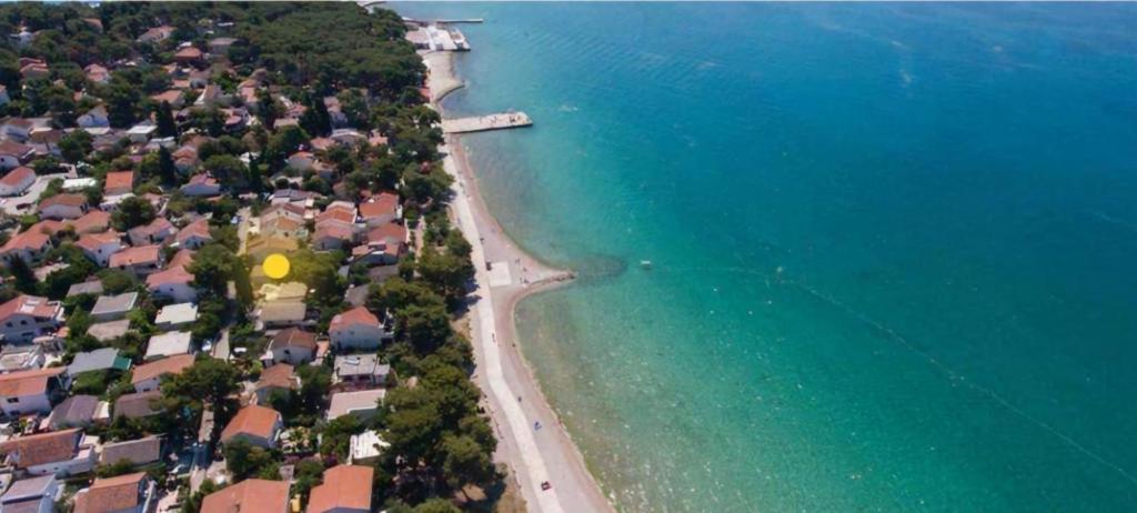 uma vista aérea de uma praia e do oceano em Gušt em Sibenik