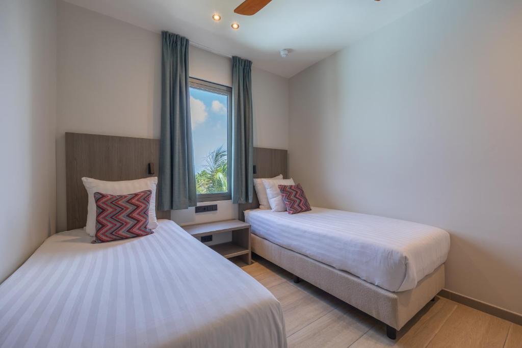 Postel nebo postele na pokoji v ubytování Dolphin Suites & Wellness Curacao