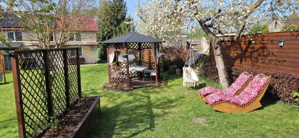 Vonkajšia záhrada v ubytovaní Dom nad rzeką Legą
