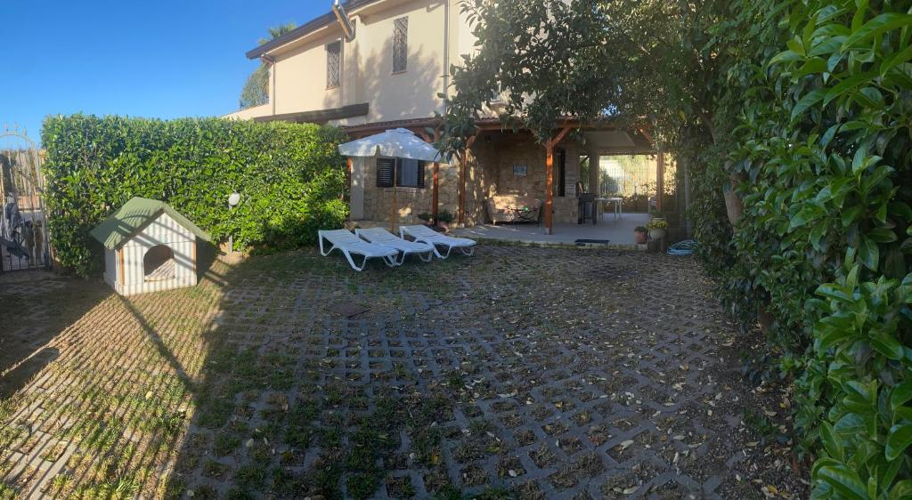 a backyard with a bench and a dog house at Casa al mare in Lascari