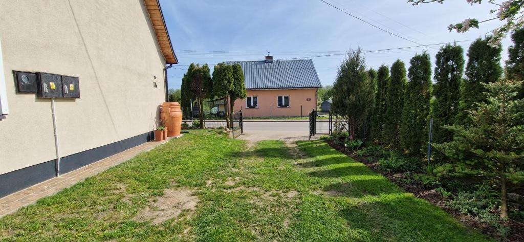 Vonkajšia záhrada v ubytovaní Dom nad rzeką Legą