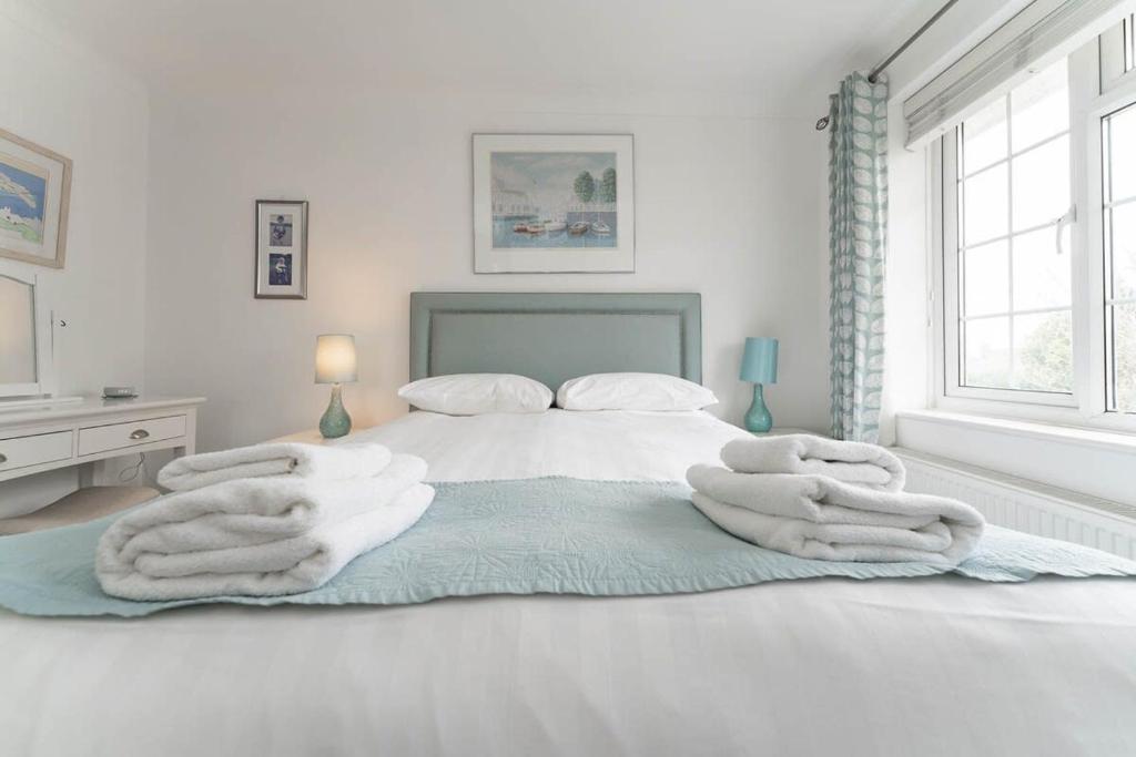 1 dormitorio blanco con toallas blancas en la cama en Fantastic House with Parking & Garden, en Brighton & Hove