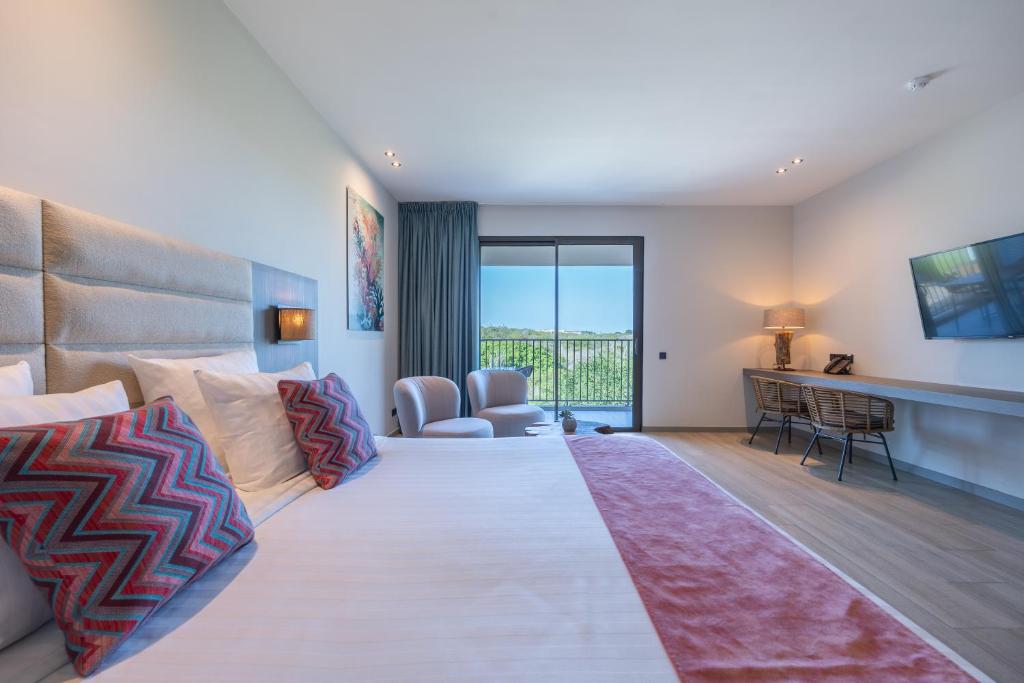 Postel nebo postele na pokoji v ubytování Dolphin Suites & Wellness Curacao