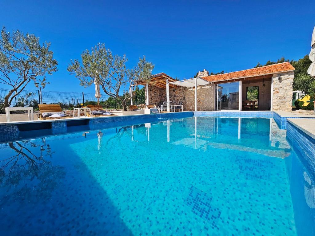 Bazén v ubytovaní Flamingo - House with private pool alebo v jeho blízkosti