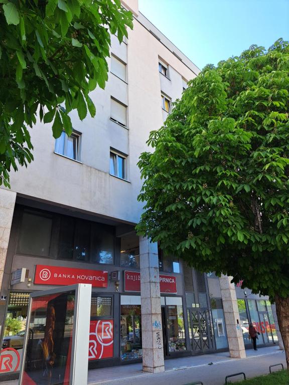 Apartment Holiday in Split, near the old town, three rooms, balcony, garage