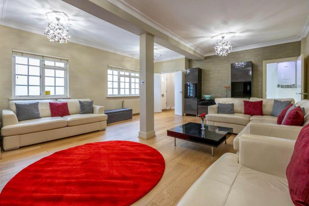 ein Wohnzimmer mit weißen Sofas und einem roten Teppich in der Unterkunft Host & Stay - Sillwood Seafront in Brighton & Hove