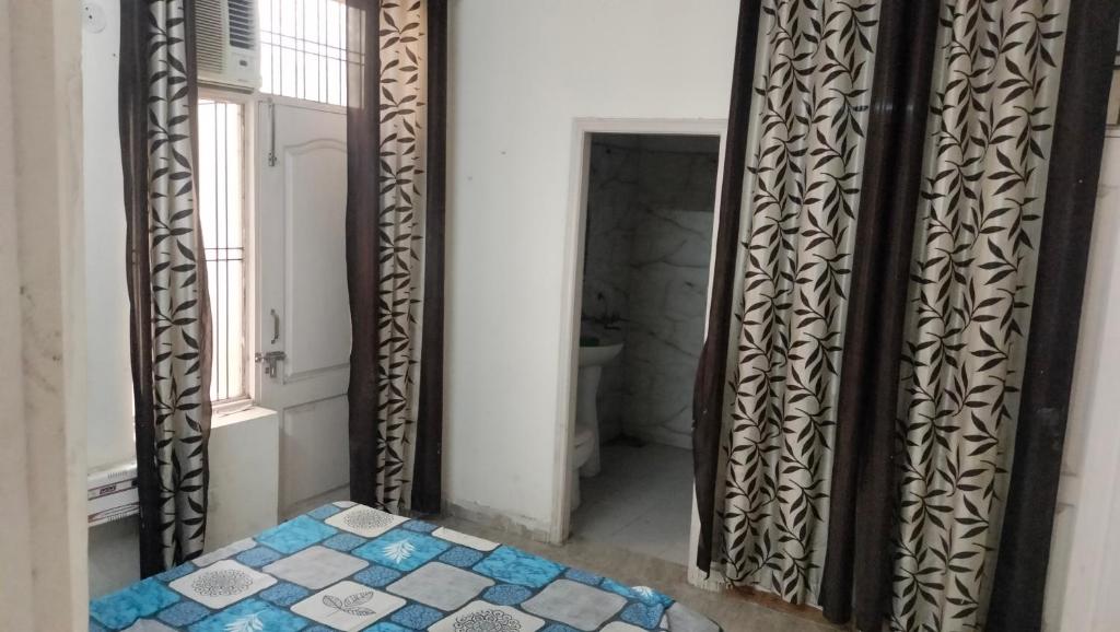 uma casa de banho com um espelho e um WC num quarto em Bagpacker Stay em Faridabad
