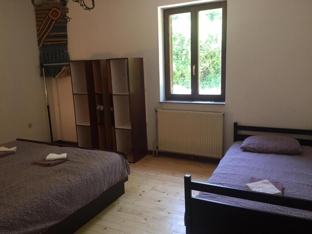 een slaapkamer met 2 bedden en een raam bij Apartment Cimbora in Koper