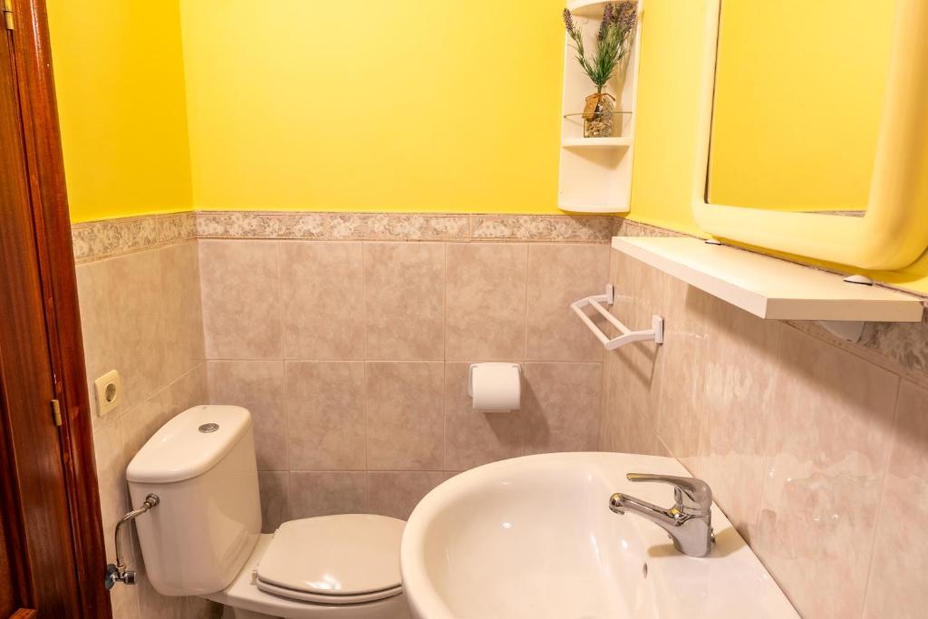 Koupelna v ubytování APARTAMENTOS OLGA