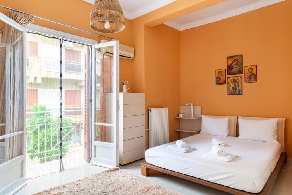 Postel nebo postele na pokoji v ubytování Apartment with terrace in Piraiki