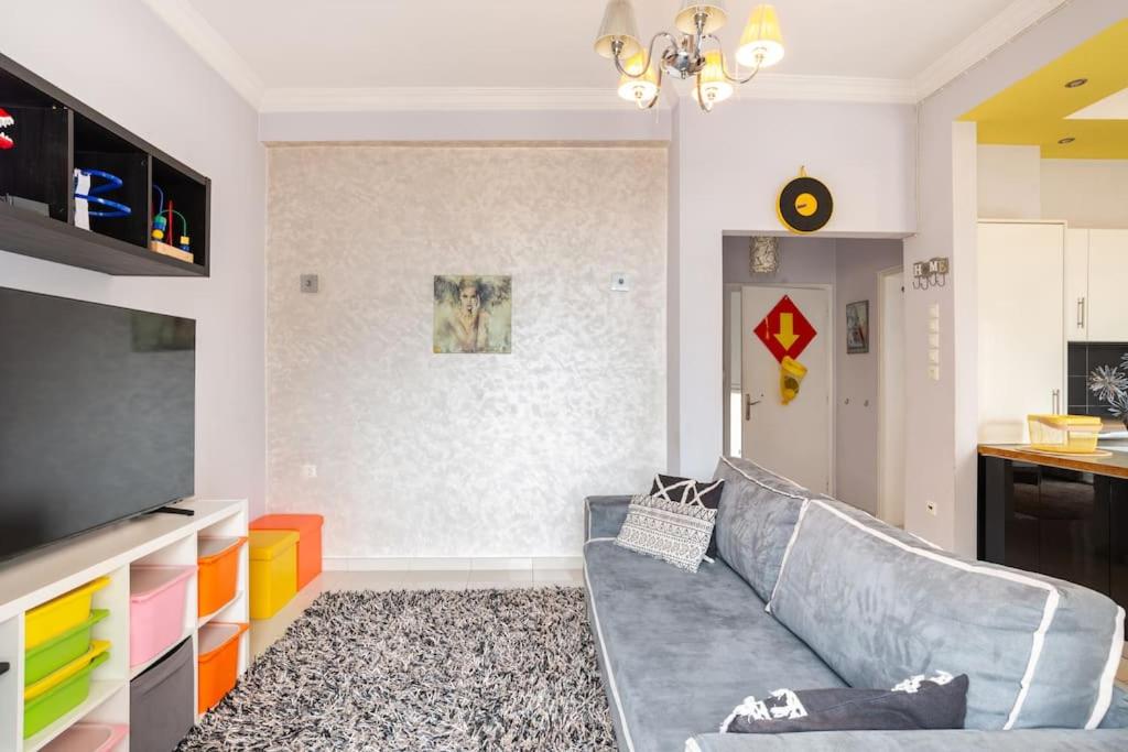 TV a/nebo společenská místnost v ubytování Apartment with terrace in Piraiki