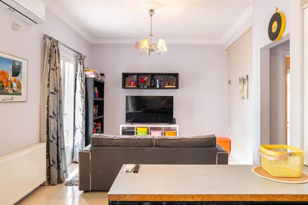 TV a/nebo společenská místnost v ubytování Apartment with terrace in Piraiki